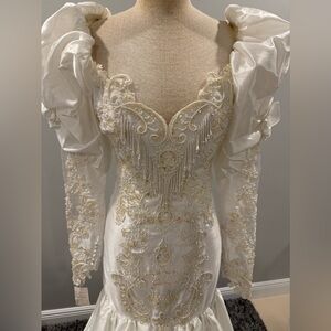 VTG Elegant White Beaded Wedding Dress Mermaid style sheer beaded sleeves Sz 2